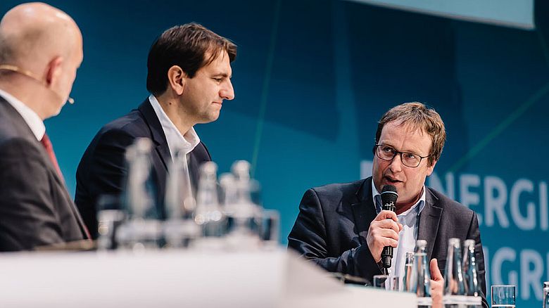 Oliver Krischer (MdB, Grüne) und Andreas Jung (MdB, CDU/CSU) bei der Podiumsdiskussion auf dem dena Energiewende-Kongress