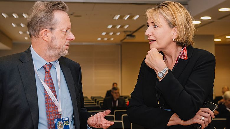V.l.: Rudolf Escheu (Bayrisches Staatsministerium für Wirtschaft, Landesentwicklung und Energie) und Dr. Simone Peter (BEE)