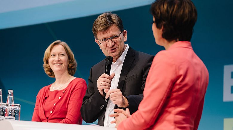 Kerstin Andreae (BDEW) und Klaus Fröhlich (BMW AG) auf dem dena Energiewende-Kongress.